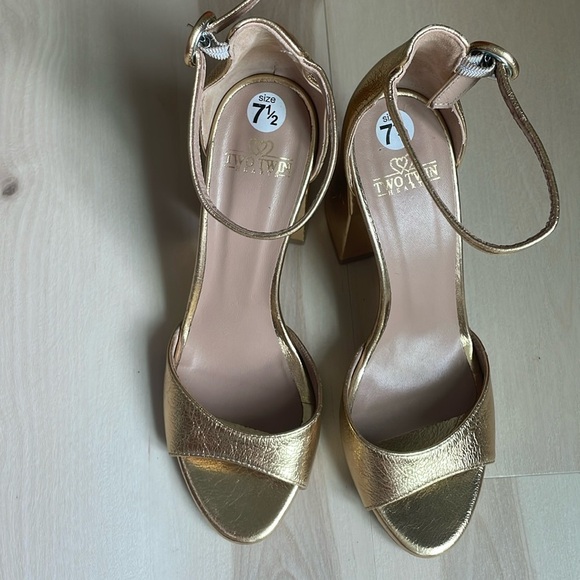 TWO TWIN HEARTS kristy ankle strap block heel in gold - Picture 11 of 12